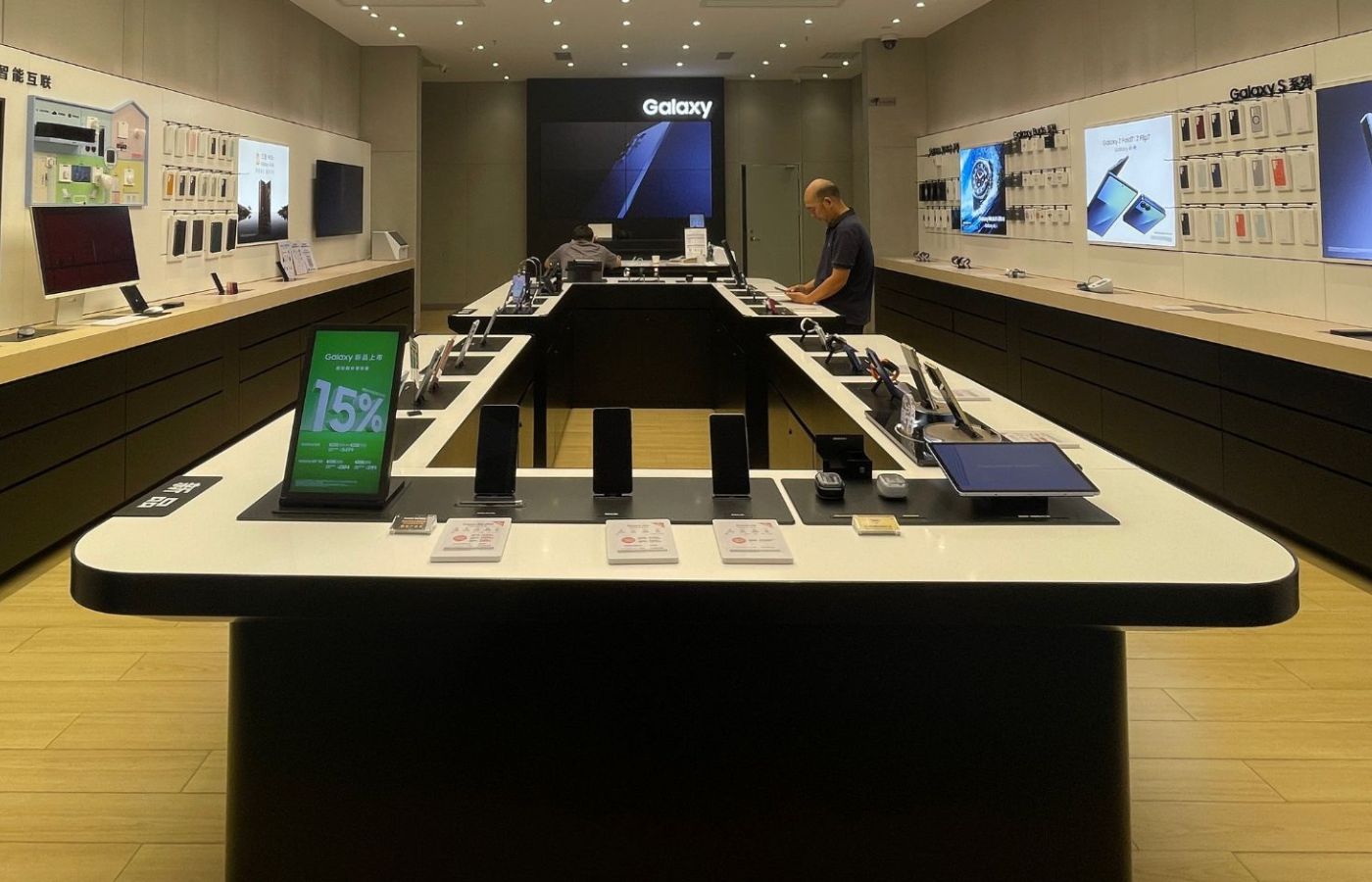 Custom consumer electronics display table with integrated product presentation