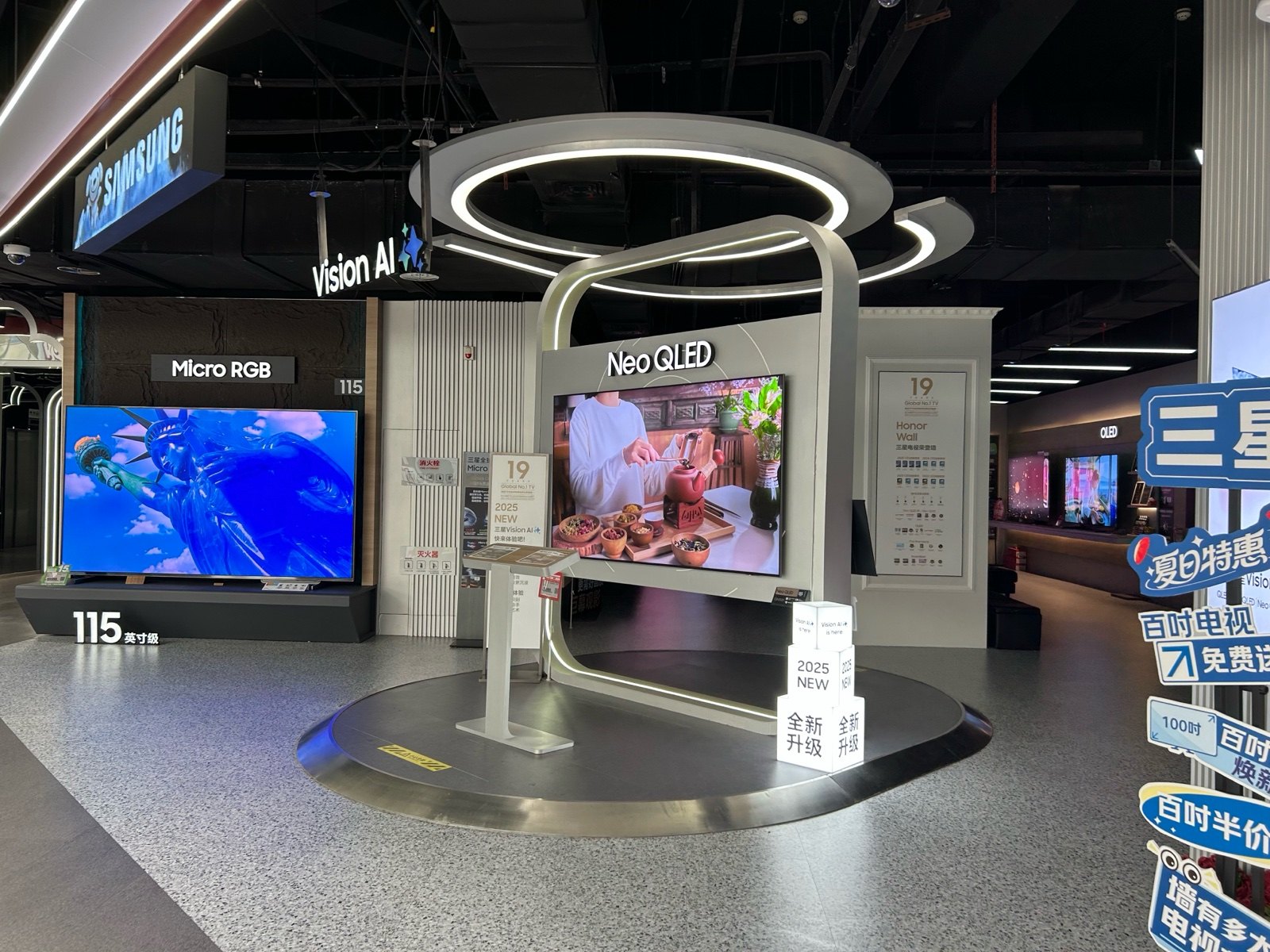 TV display wall for audio-visual retail experience