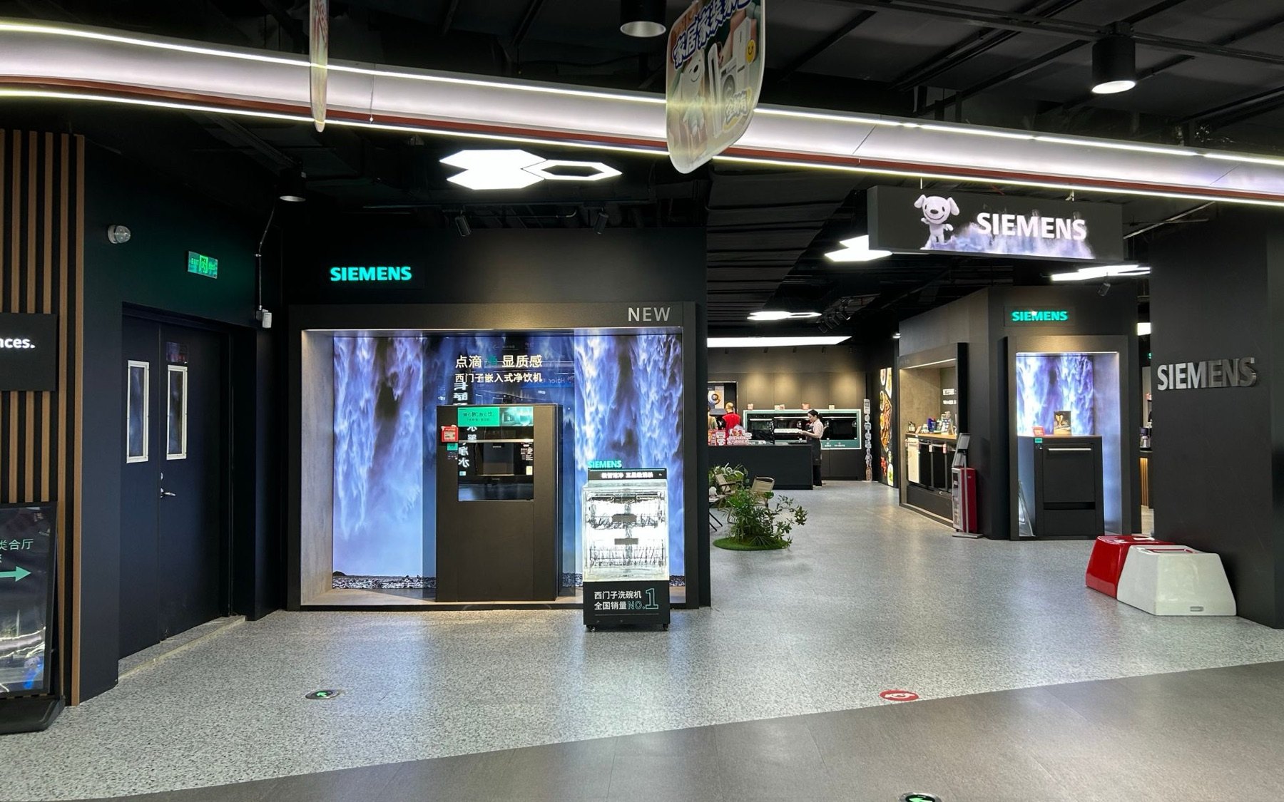 Whole-store home appliance retail display environment